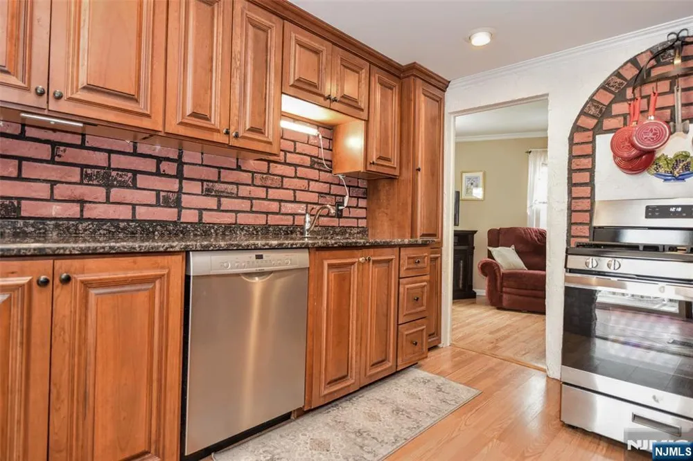 7 Lafayette Place Waldwick, NJ 07463