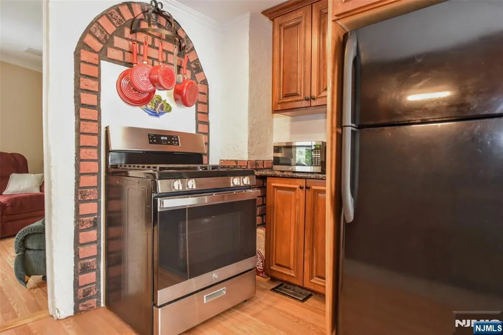 7 Lafayette Place Waldwick, NJ 07463