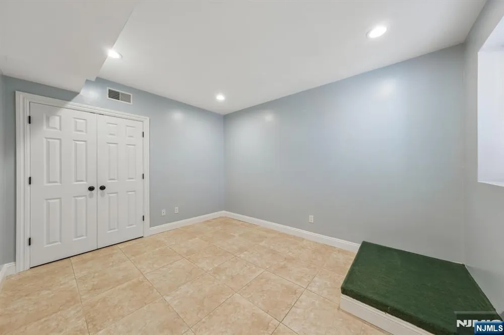 14 O Shaughnessy Lane Closter, NJ 07624