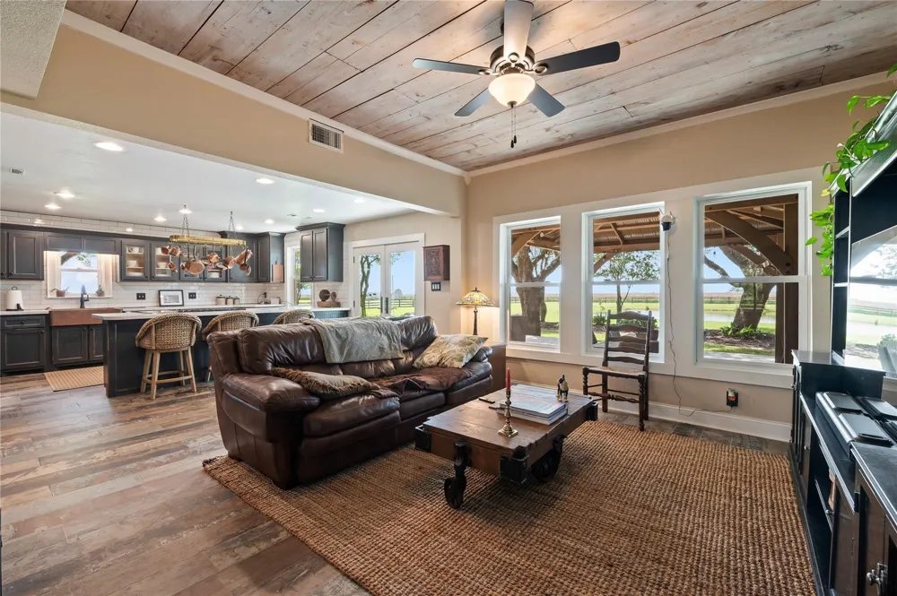 8711 County Road 403 El Campo, TX 77437