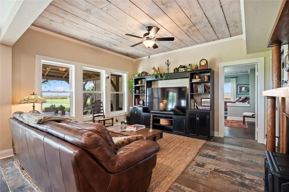 8711 County Road 403 El Campo, TX 77437