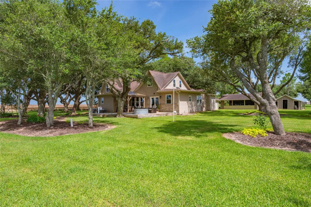 8711 County Road 403 El Campo, TX 77437