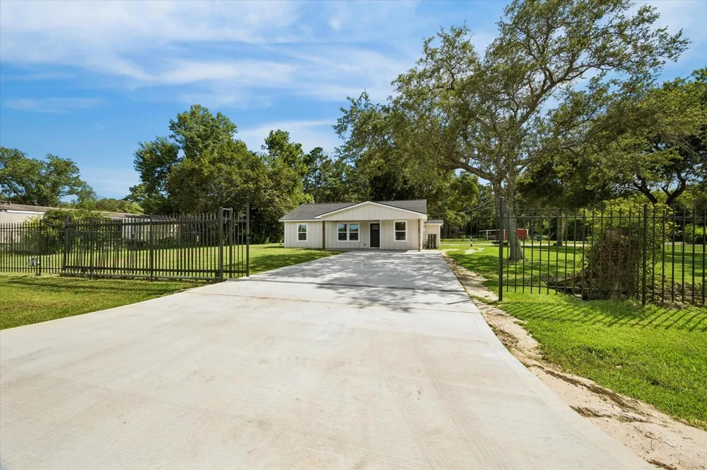 1190 County Road 146 Alvin, TX 77511