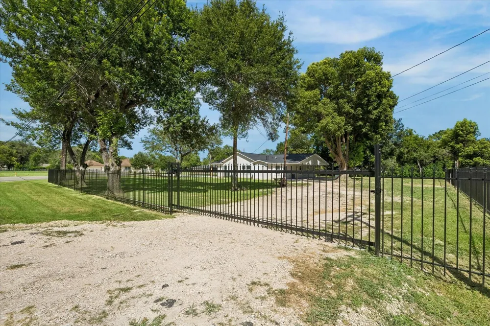 1190 County Road 146 Alvin, TX 77511