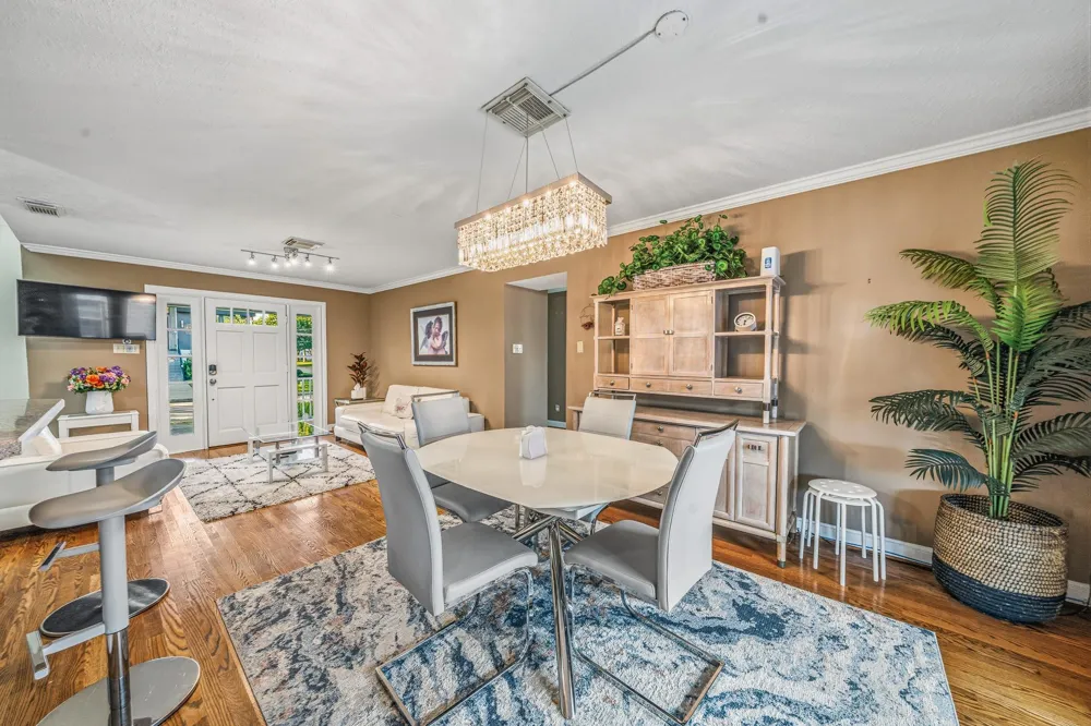 4401 Holt Street Bellaire, TX 77401