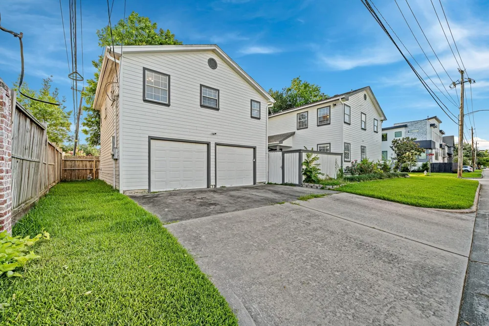4401 Holt Street Bellaire, TX 77401