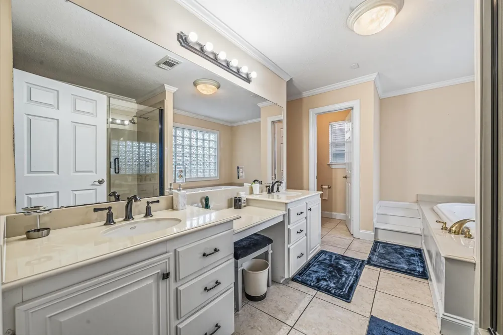 4401 Holt Street Bellaire, TX 77401