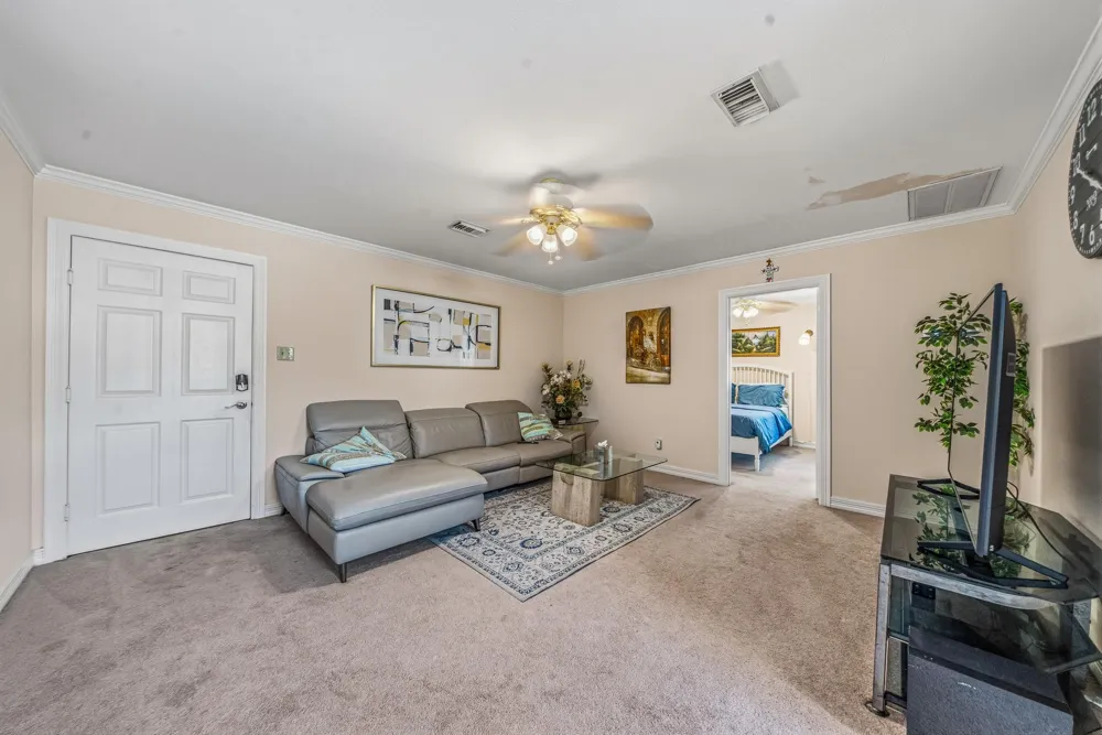 4401 Holt Street Bellaire, TX 77401