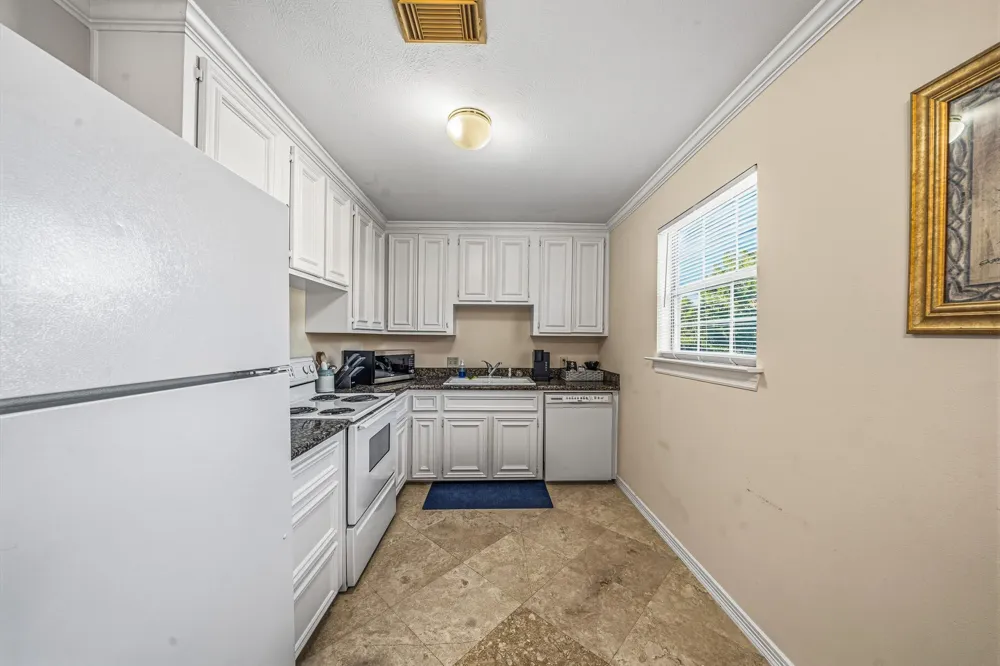 4401 Holt Street Bellaire, TX 77401