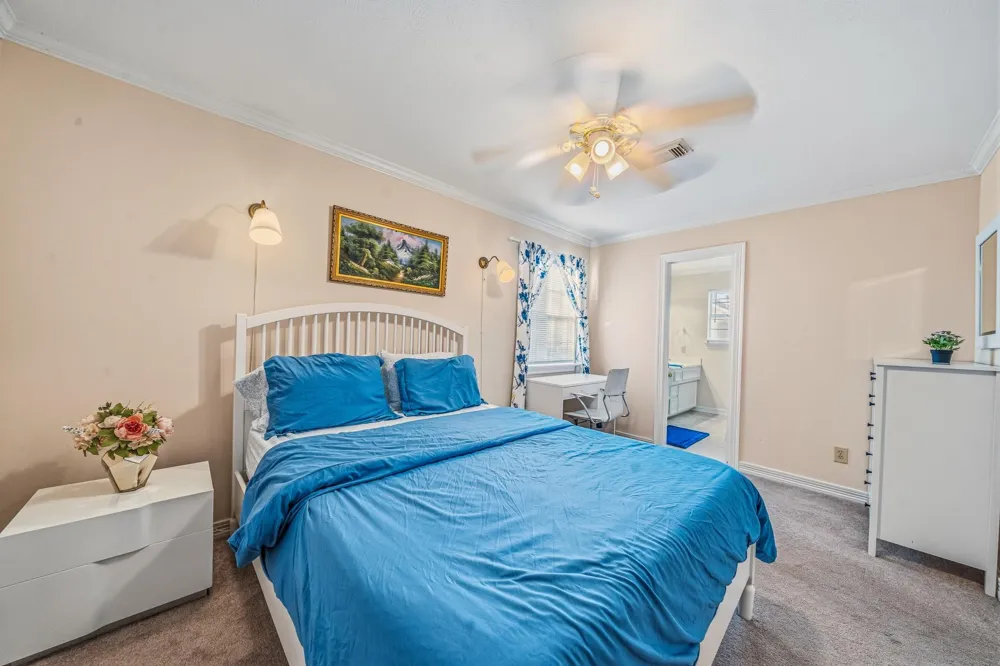 4401 Holt Street Bellaire, TX 77401