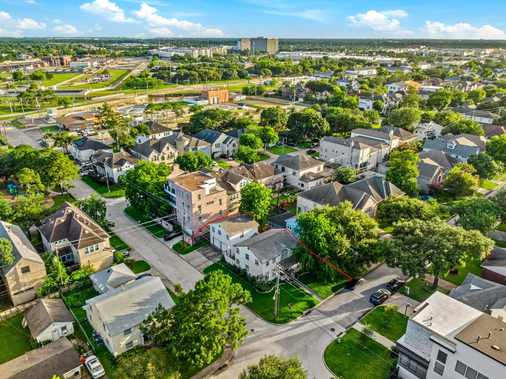 4401 Holt Street Bellaire, TX 77401