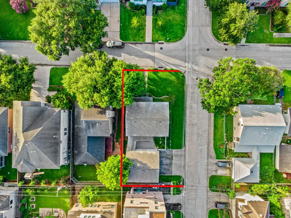 4401 Holt Street Bellaire, TX 77401