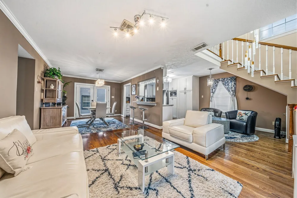 4401 Holt Street Bellaire, TX 77401