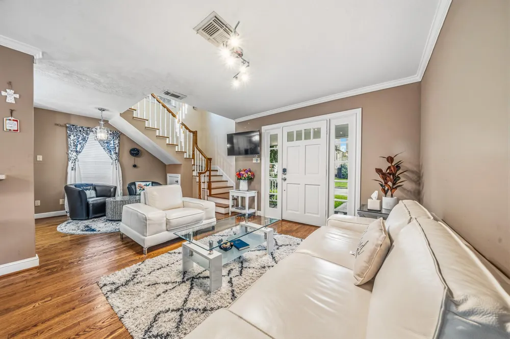 4401 Holt Street Bellaire, TX 77401