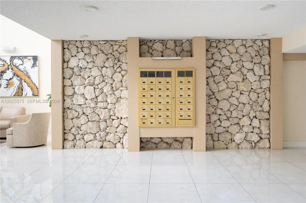 16400 NE GOLF CLUB RD #305 Weston, FL 33326
