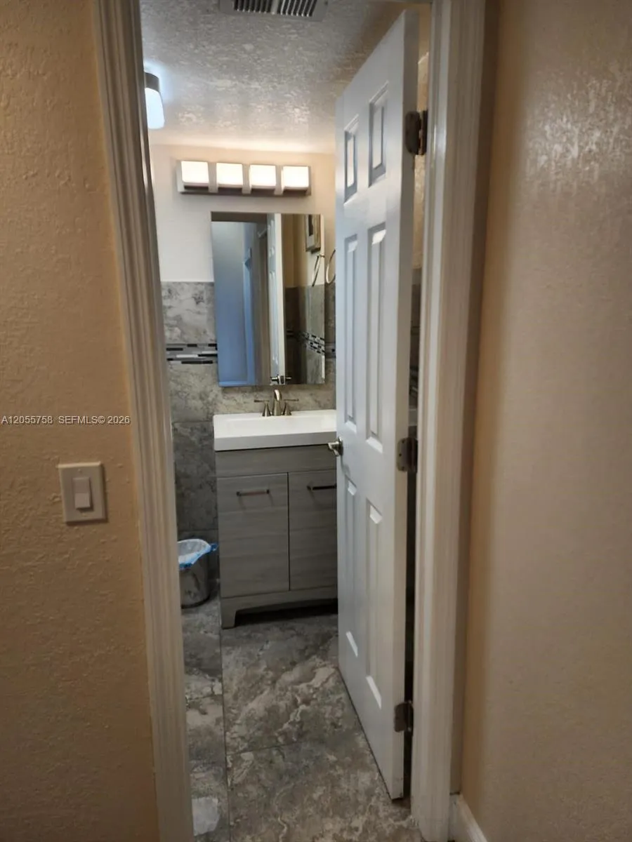 11130 Lakeview Dr #1 Pembroke Pines, FL 33026