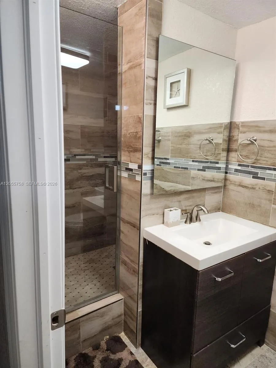 11130 Lakeview Dr #1 Pembroke Pines, FL 33026