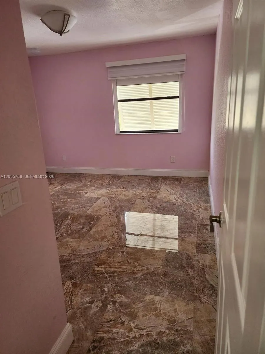 11130 Lakeview Dr #1 Pembroke Pines, FL 33026