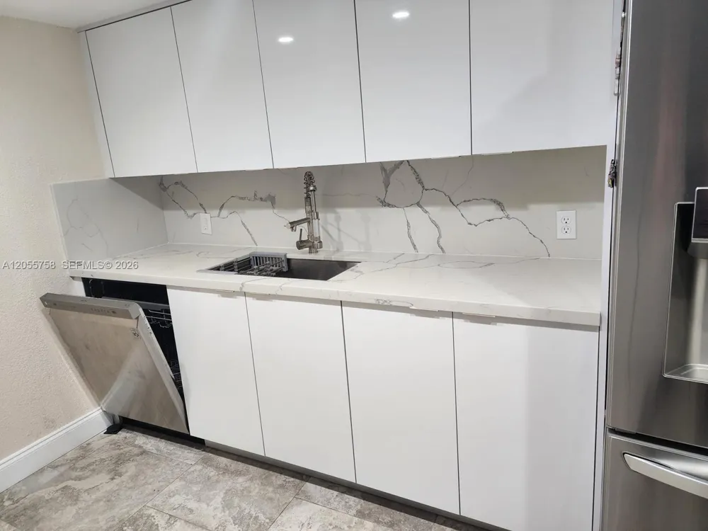 11130 Lakeview Dr #1 Pembroke Pines, FL 33026