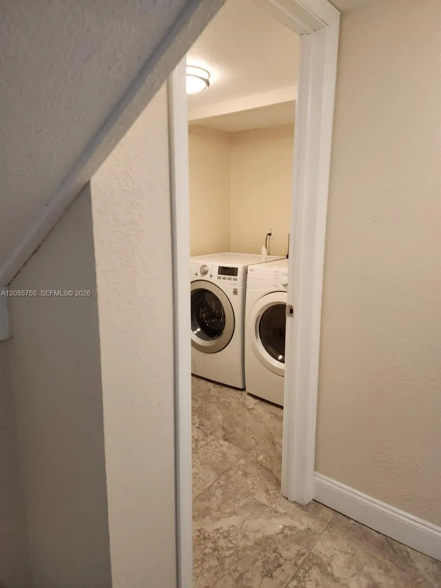 11130 Lakeview Dr #1 Pembroke Pines, FL 33026