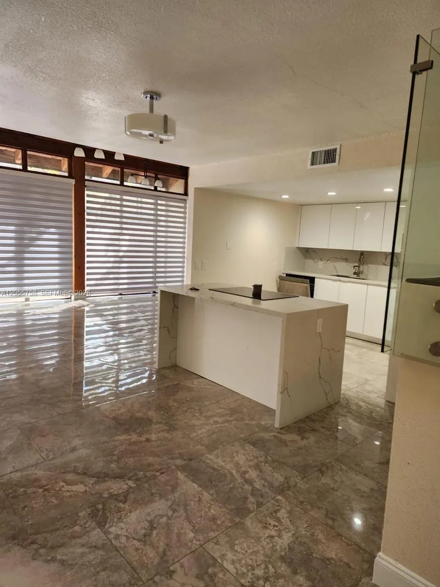 11130 Lakeview Dr #1 Pembroke Pines, FL 33026