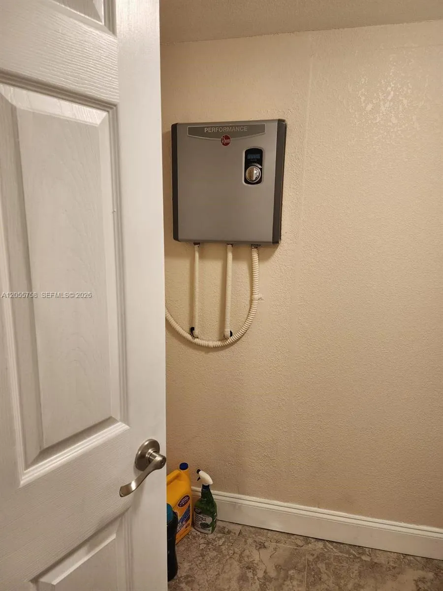 11130 Lakeview Dr #1 Pembroke Pines, FL 33026
