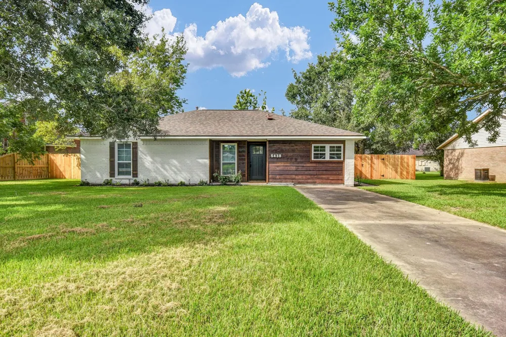 5438 Novak Court Danbury, TX 77534
