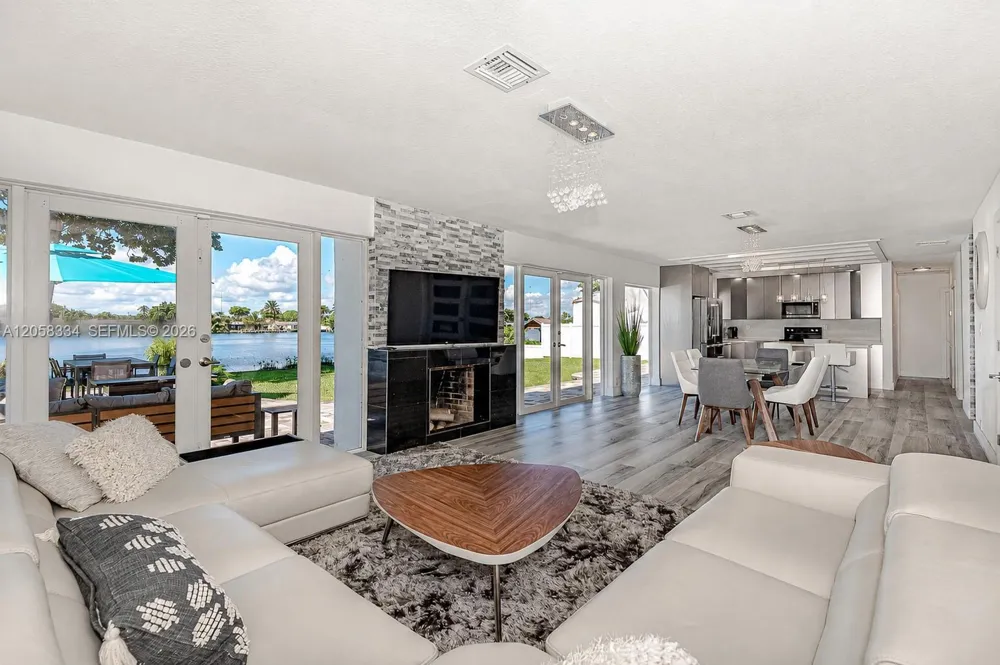 20950 NE 25th Ct Miami, FL 33180