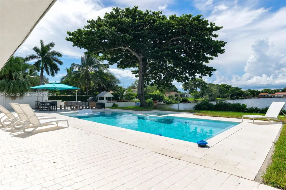 20950 NE 25th Ct Miami, FL 33180