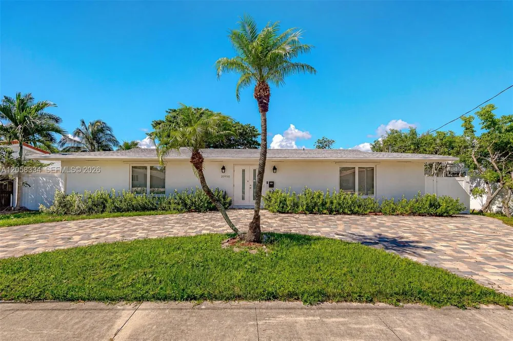 20950 NE 25th Ct Miami, FL 33180