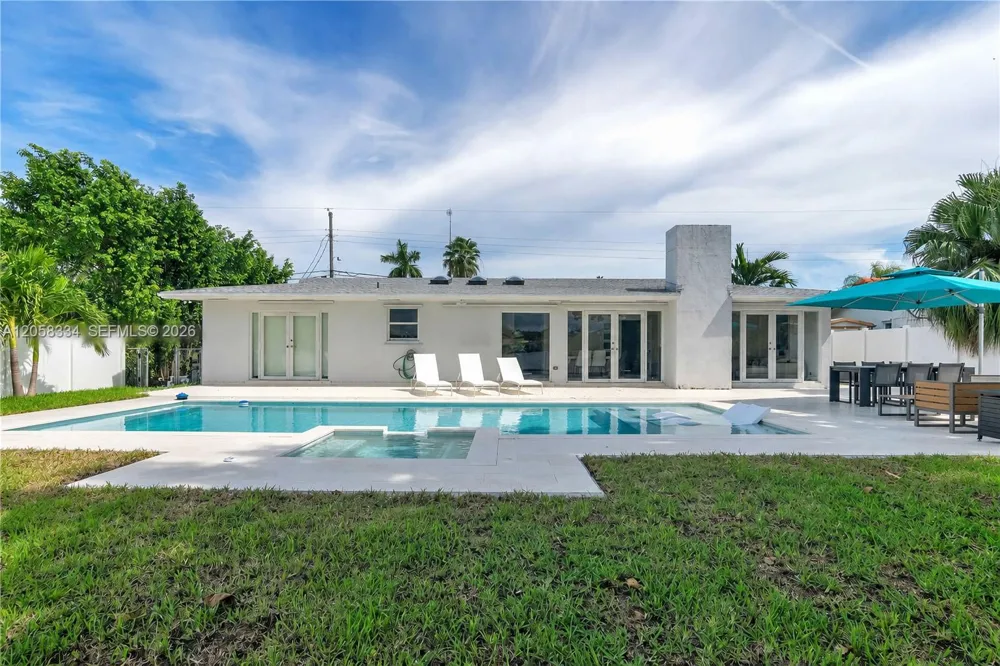 20950 NE 25th Ct Miami, FL 33180