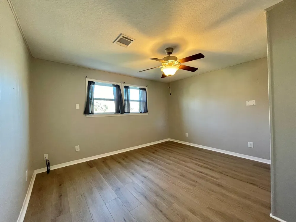 817 Valderas Street Angleton, TX 77515