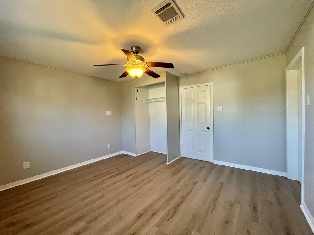 817 Valderas Street Angleton, TX 77515