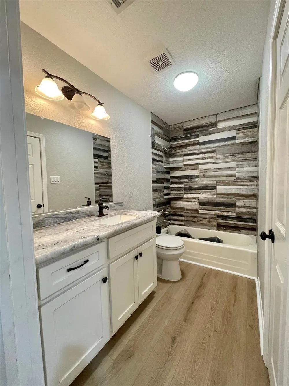 817 Valderas Street Angleton, TX 77515
