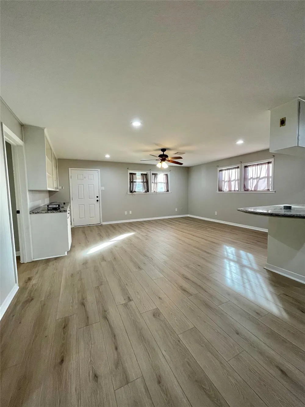 817 Valderas Street Angleton, TX 77515