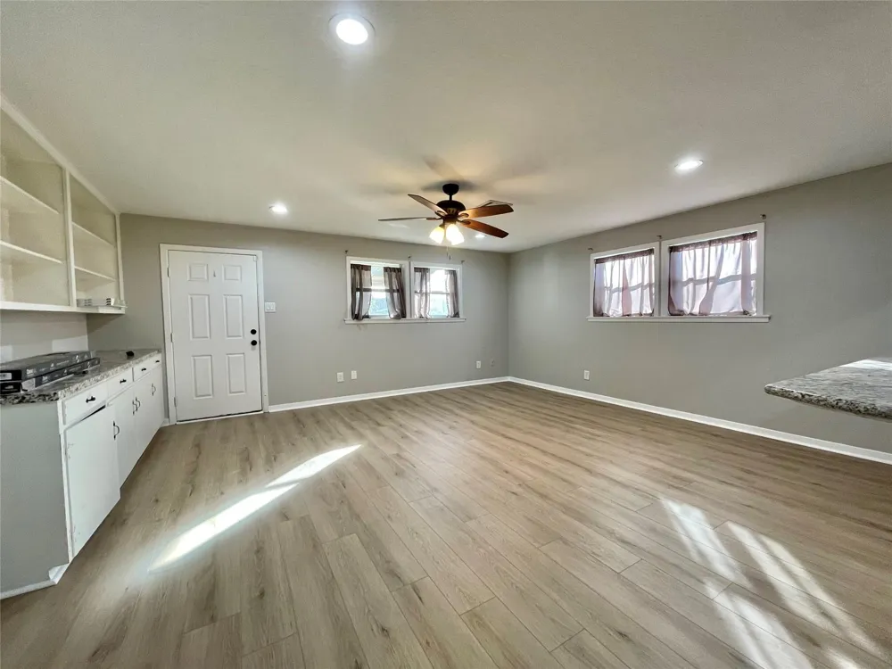 817 Valderas Street Angleton, TX 77515