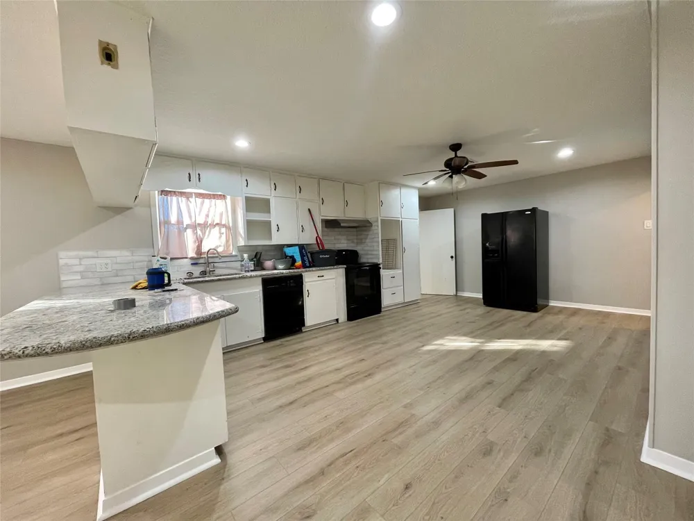817 Valderas Street Angleton, TX 77515