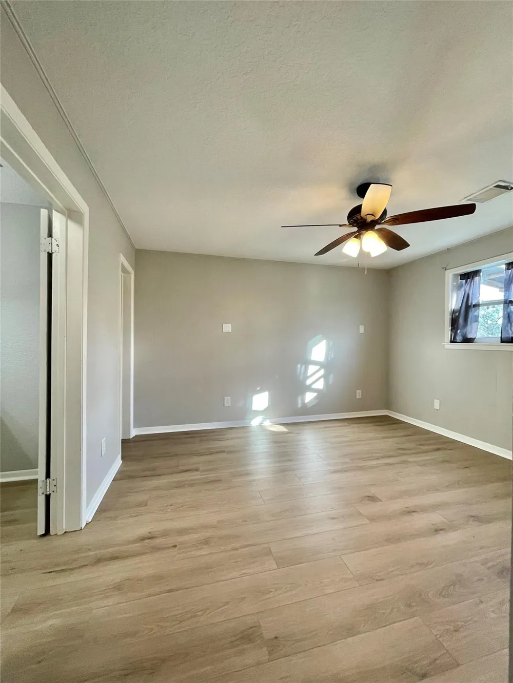 817 Valderas Street Angleton, TX 77515