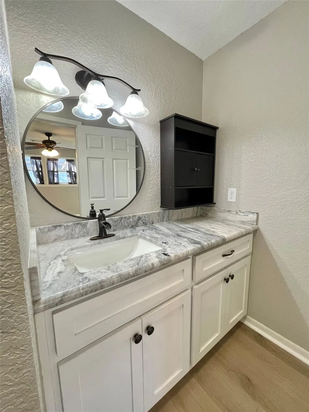817 Valderas Street Angleton, TX 77515