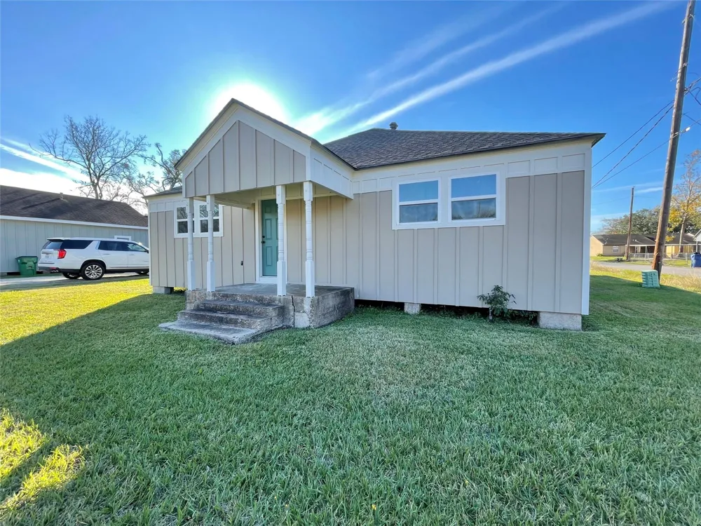 817 Valderas Street Angleton, TX 77515