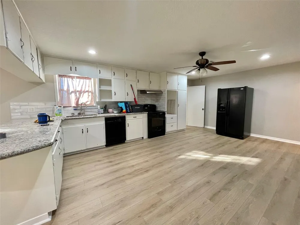 817 Valderas Street Angleton, TX 77515