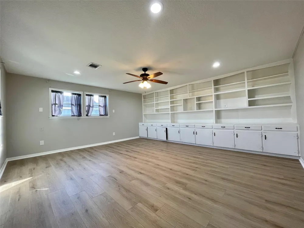 817 Valderas Street Angleton, TX 77515