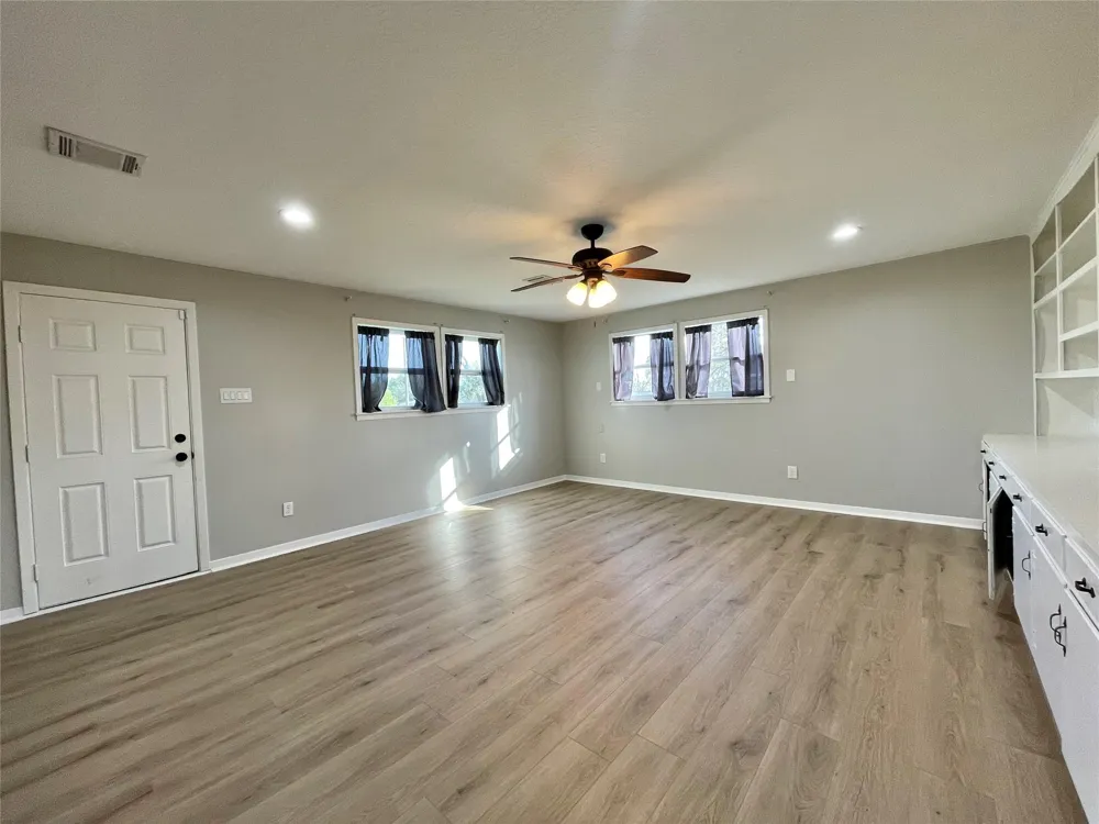 817 Valderas Street Angleton, TX 77515