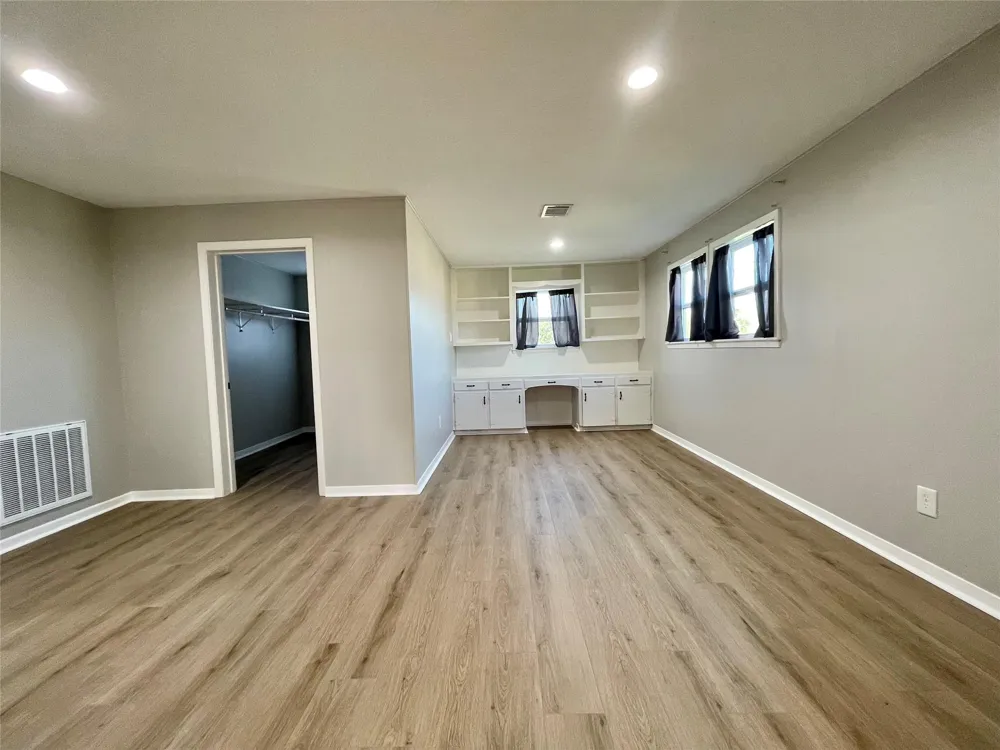 817 Valderas Street Angleton, TX 77515