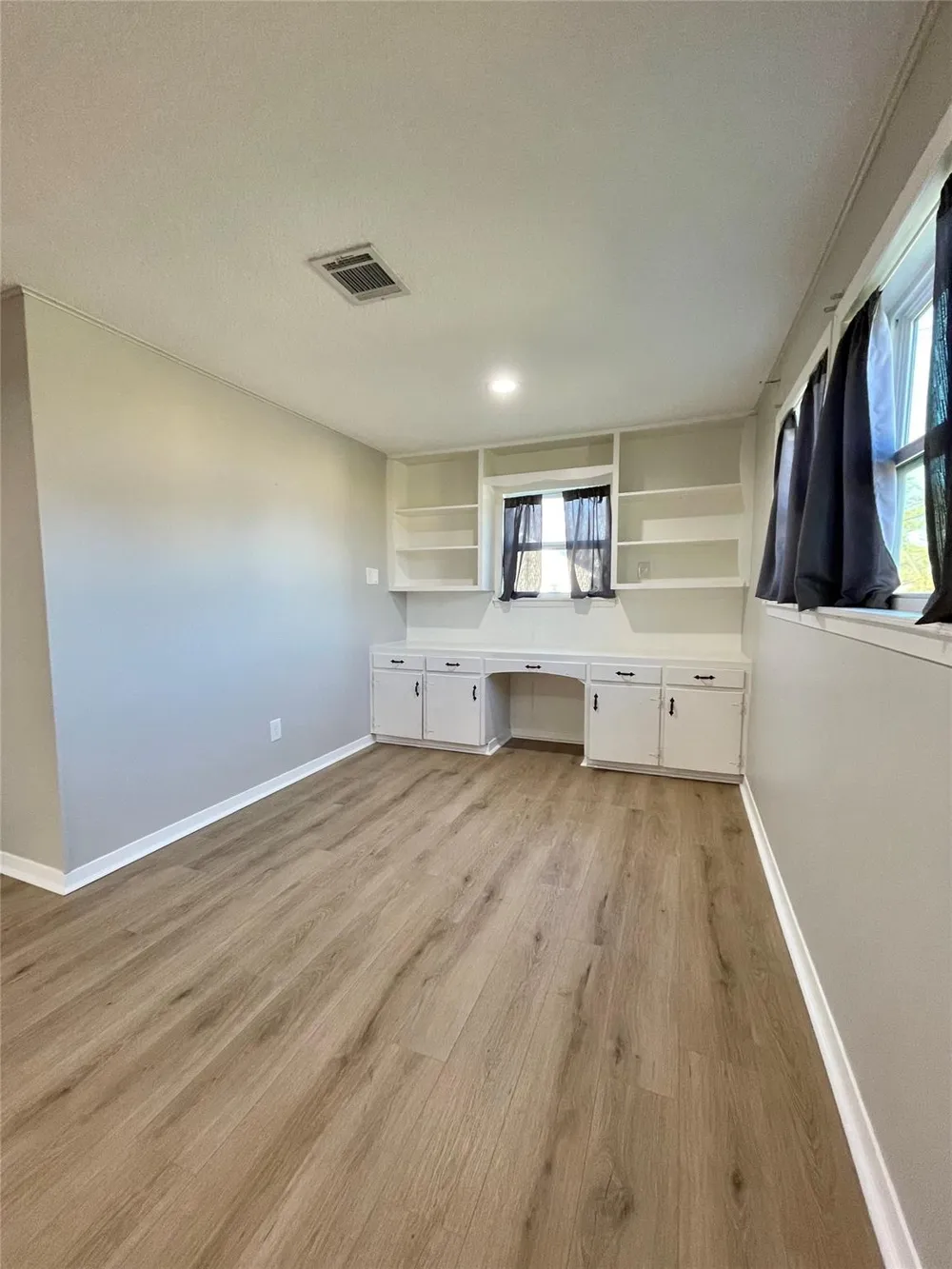 817 Valderas Street Angleton, TX 77515