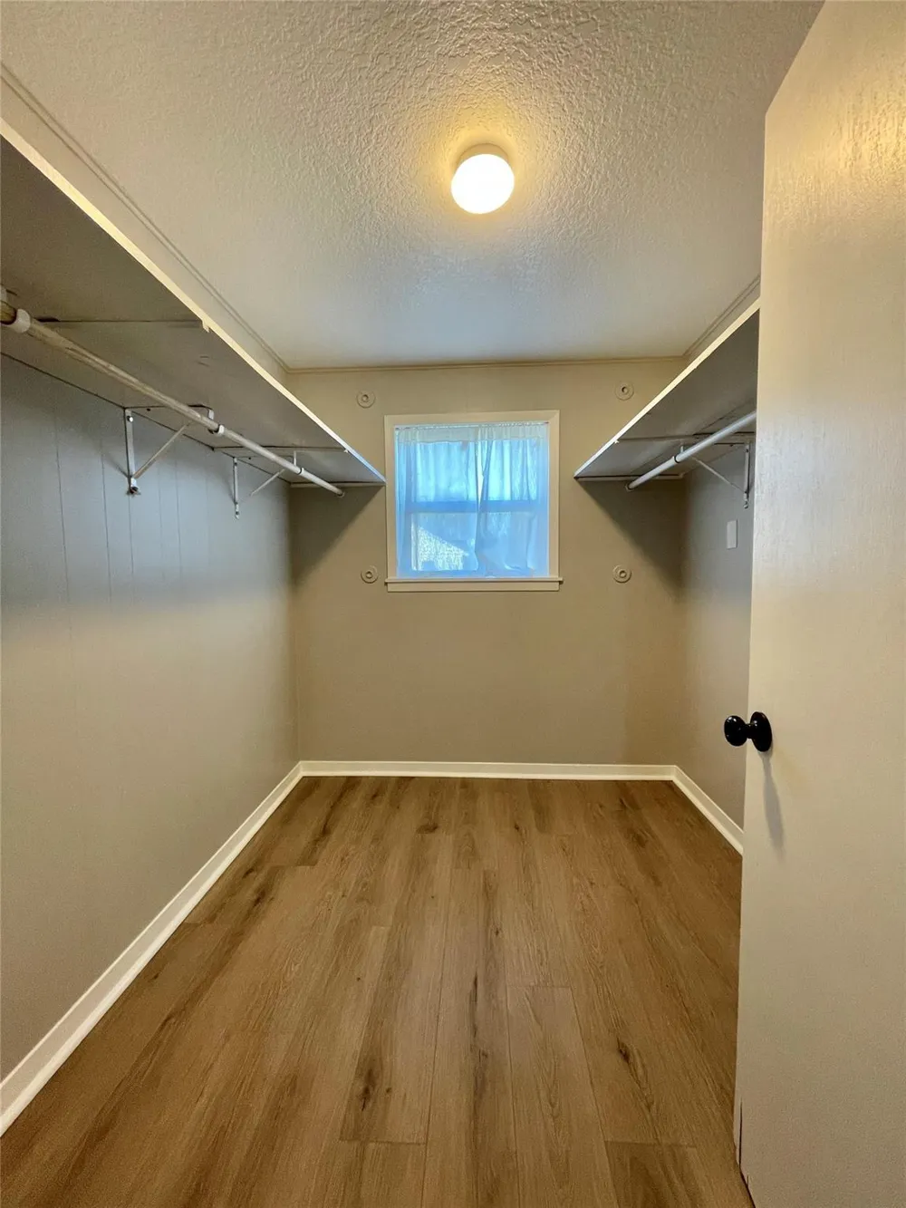 817 Valderas Street Angleton, TX 77515