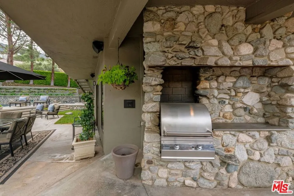 17765 Camino De Yatasto Pacific Palisades, CA 90272