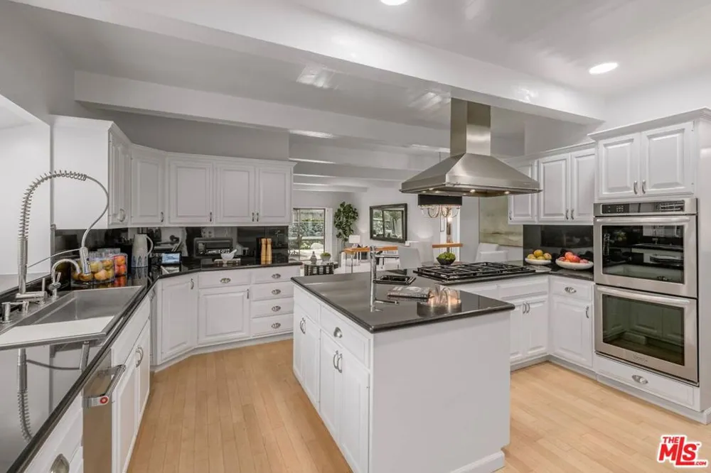 17765 Camino De Yatasto Pacific Palisades, CA 90272