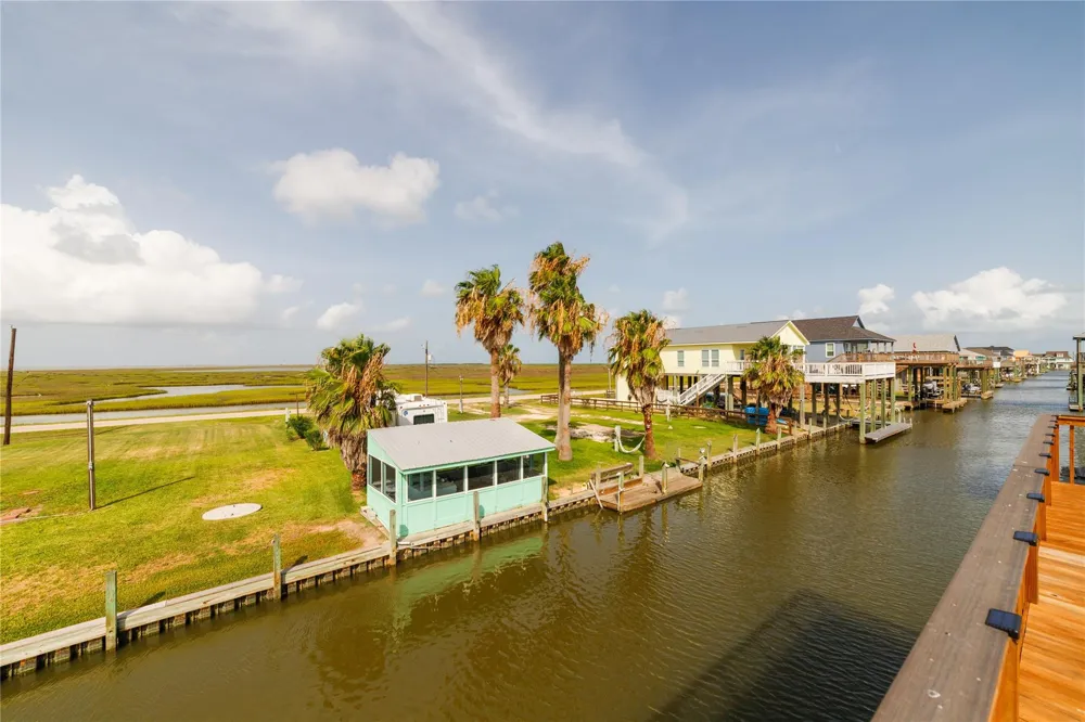708 Dolphin Dr Freeport, TX 77541