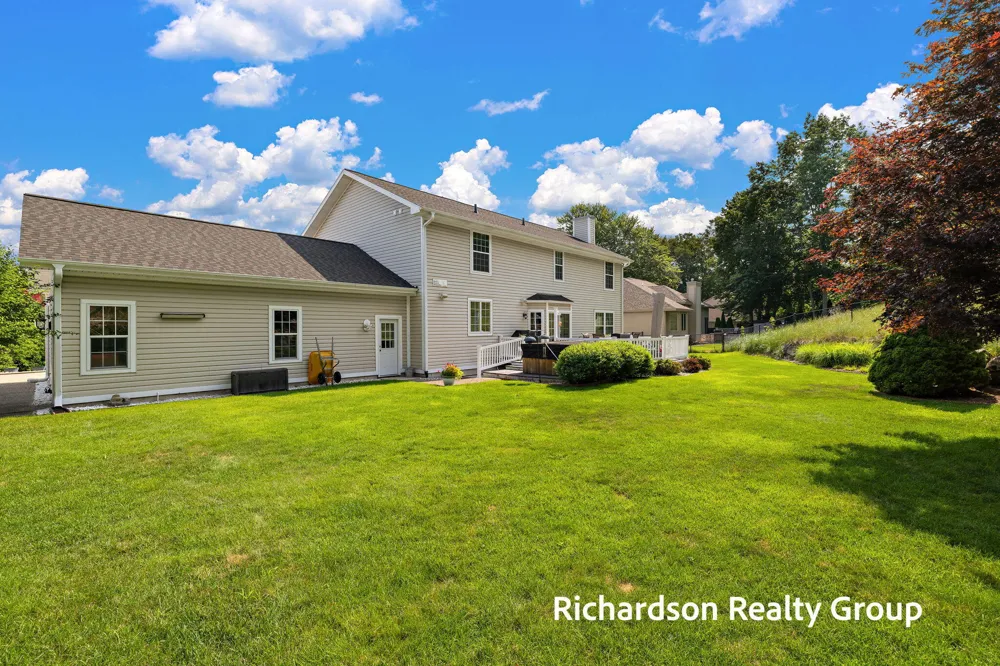 18657 Sioux Drive Spring Lake, MI 49456